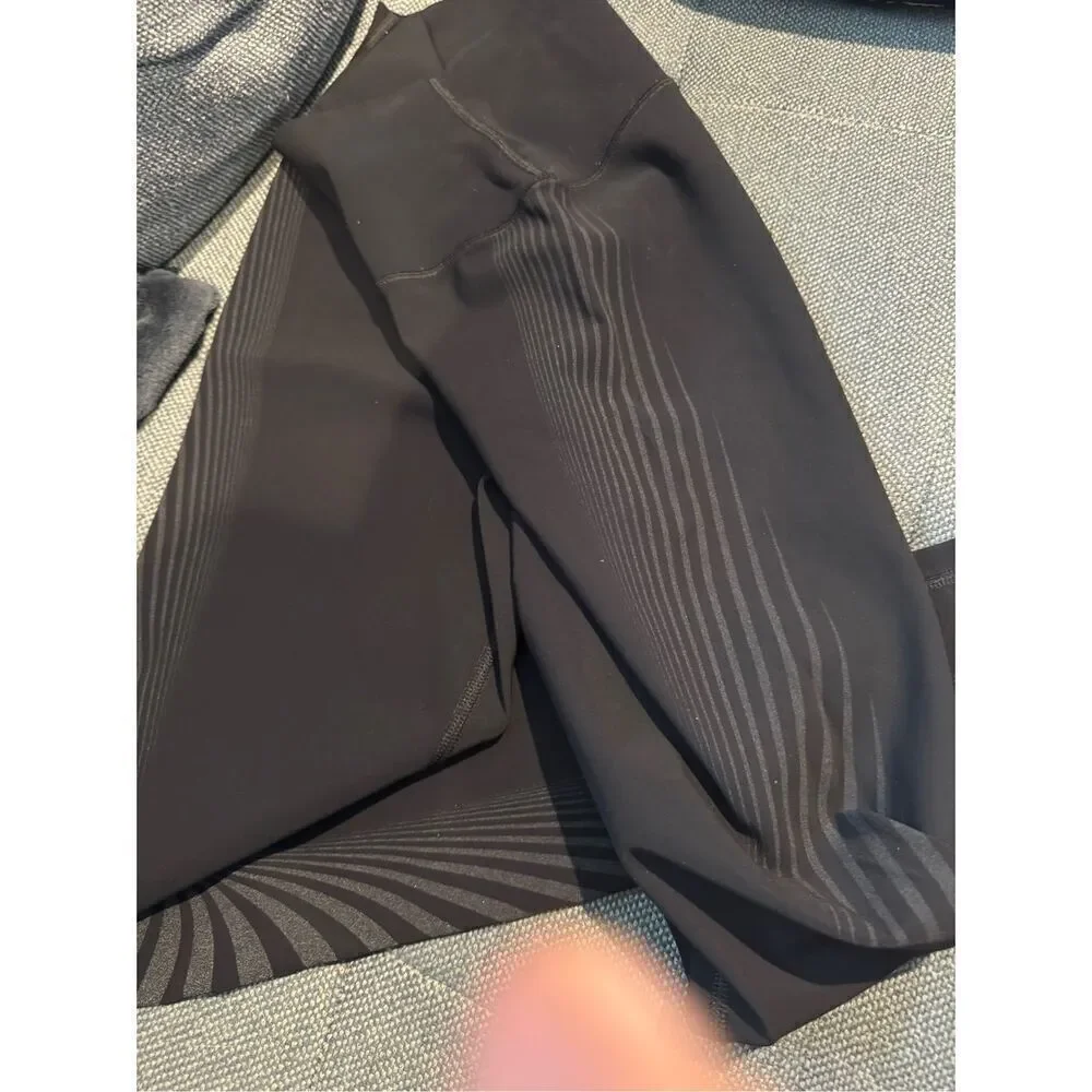 NWOT Alo Yoga leggings size xs black gray pattern